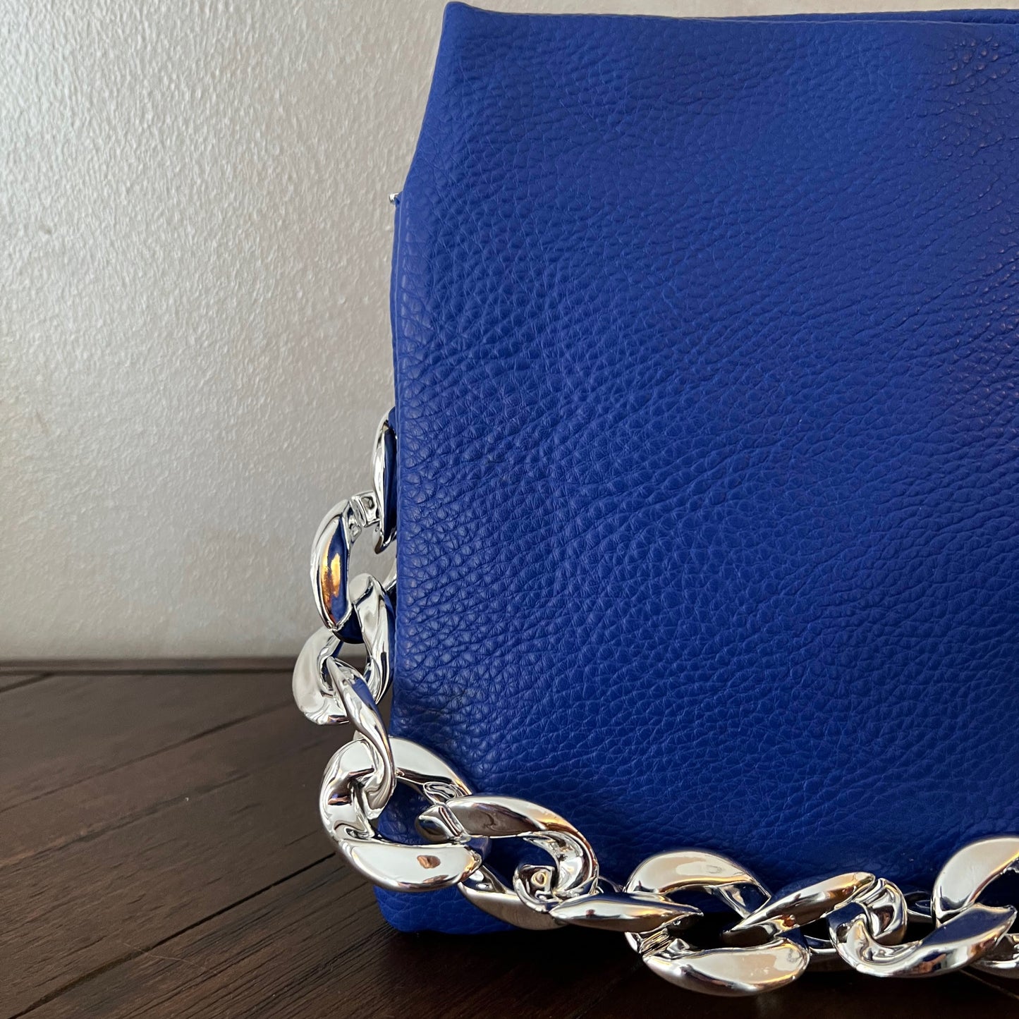 Bolso ecopiel con cadena plateada