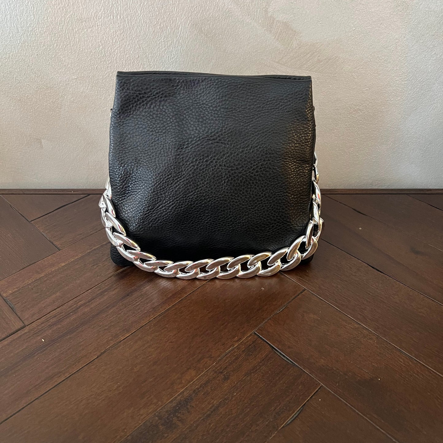 Bolso ecopiel con cadena plateada