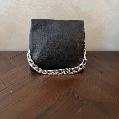 Bolso ecopiel con cadena plateada