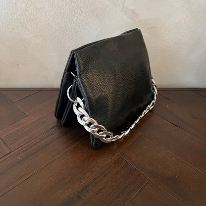 Bolso ecopiel con cadena plateada