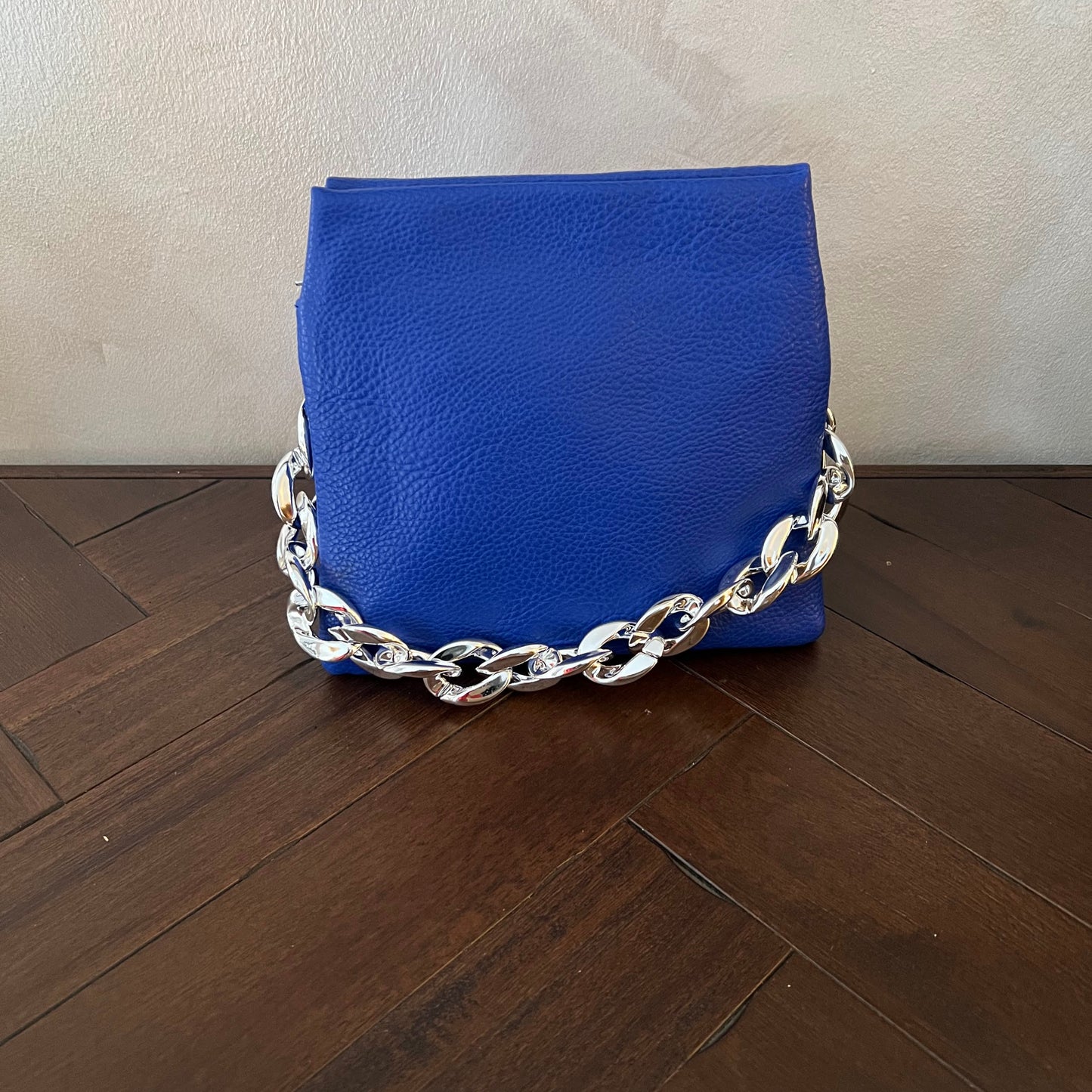 Bolso ecopiel con cadena plateada