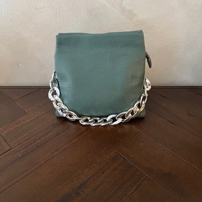 Bolso ecopiel con cadena plateada
