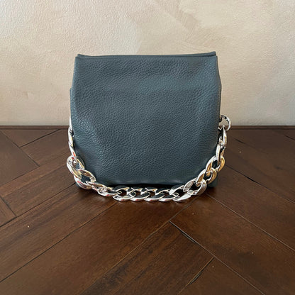 Bolso ecopiel con cadena plateada