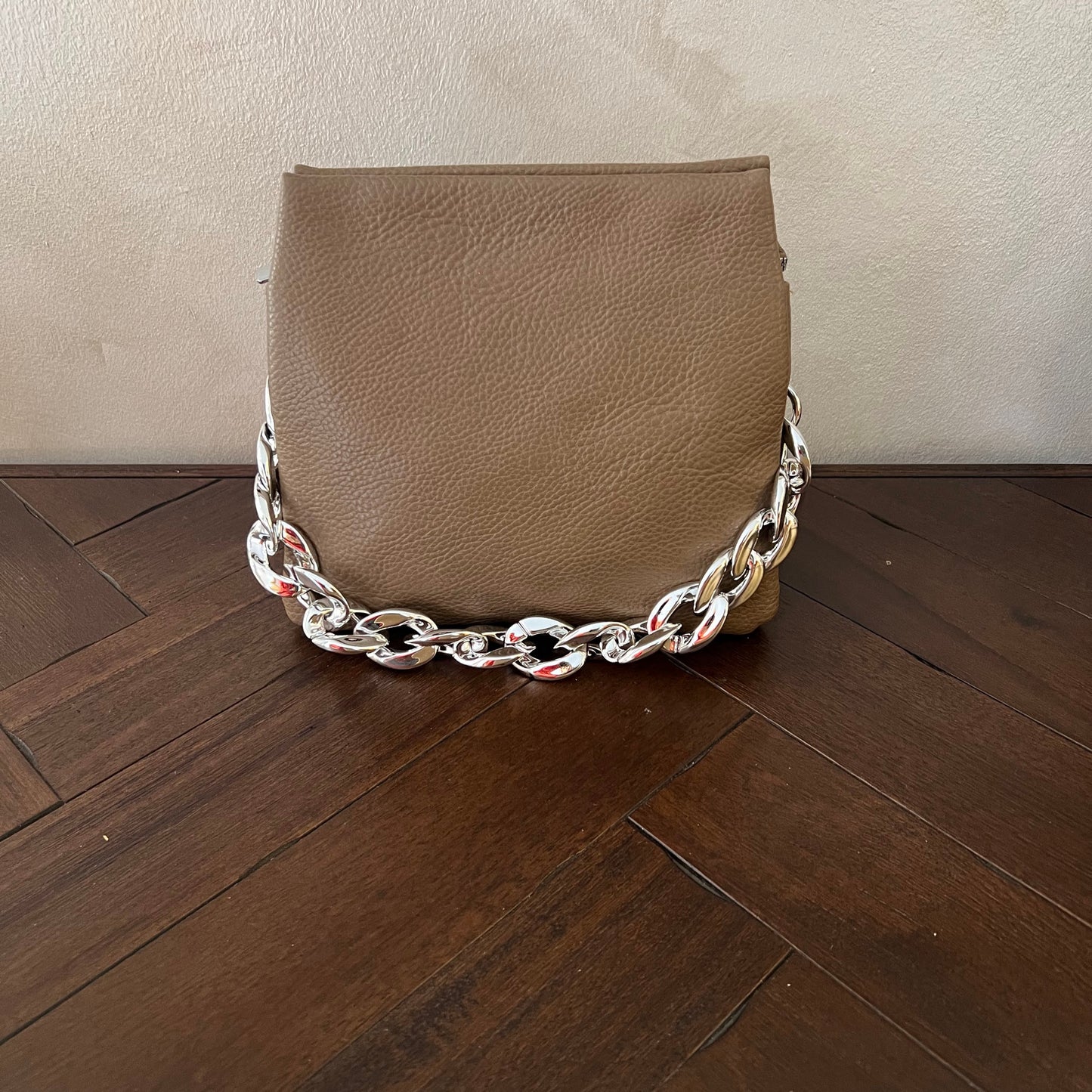 Bolso ecopiel con cadena plateada