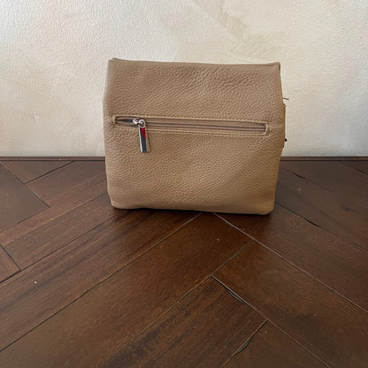 Bolso ecopiel con cadena plateada