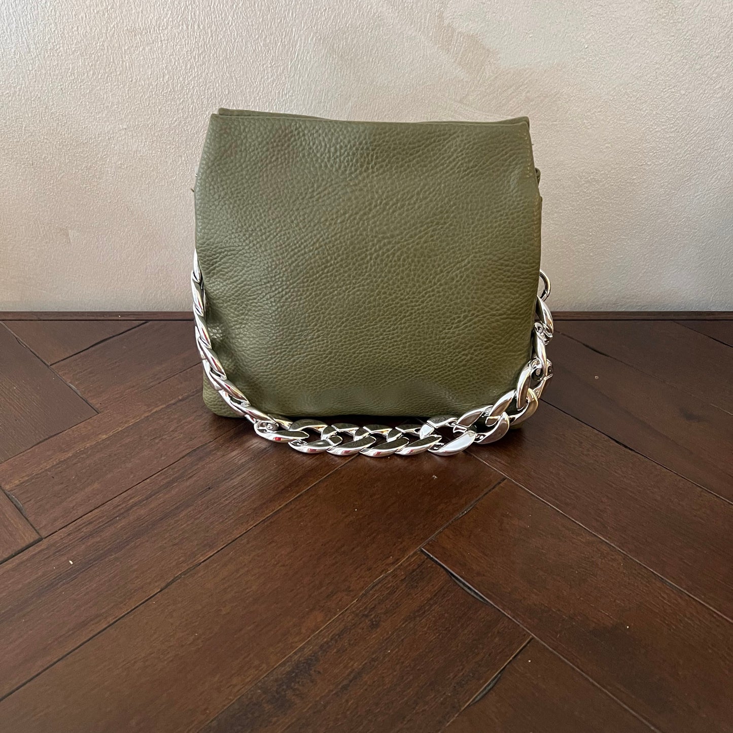 Bolso ecopiel con cadena plateada
