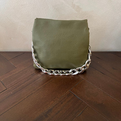 Bolso ecopiel con cadena plateada