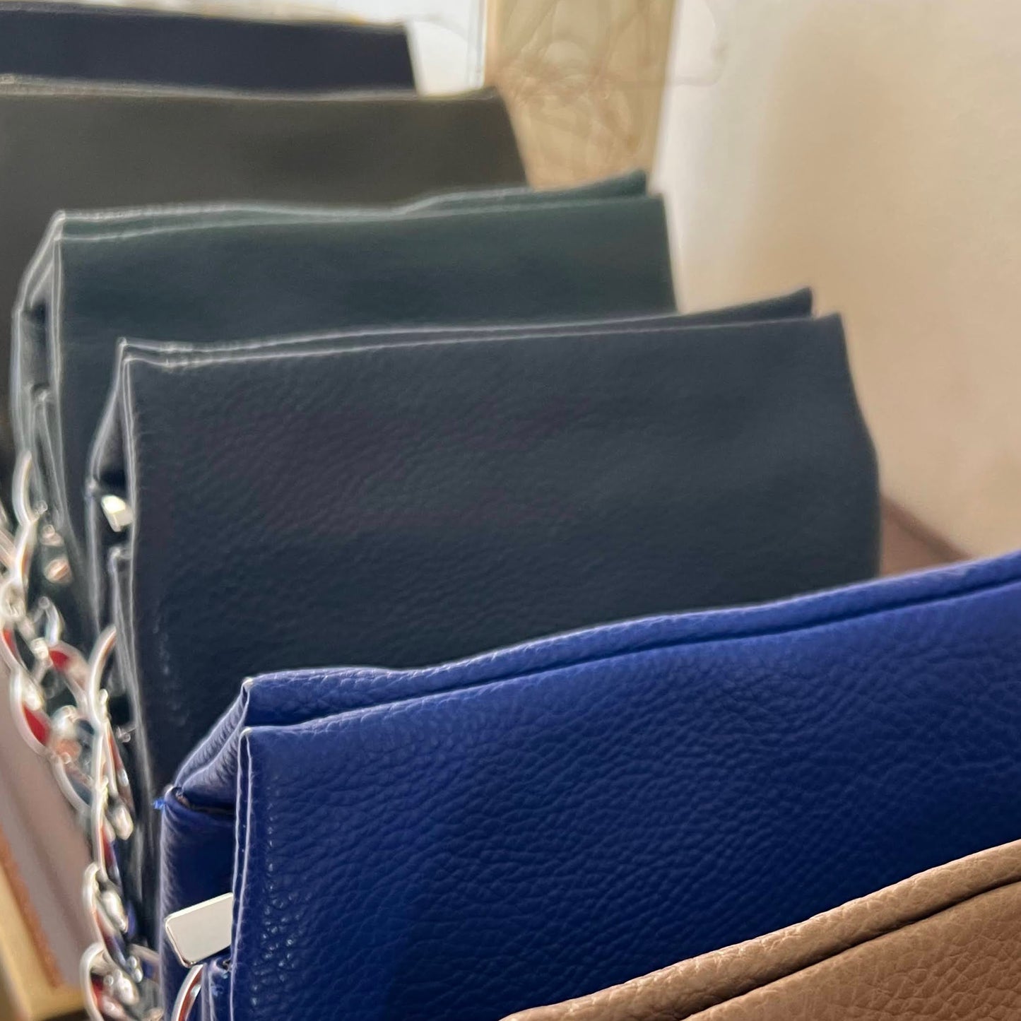 Bolso ecopiel con cadena plateada