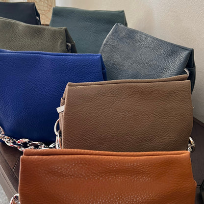 Bolso ecopiel con cadena plateada