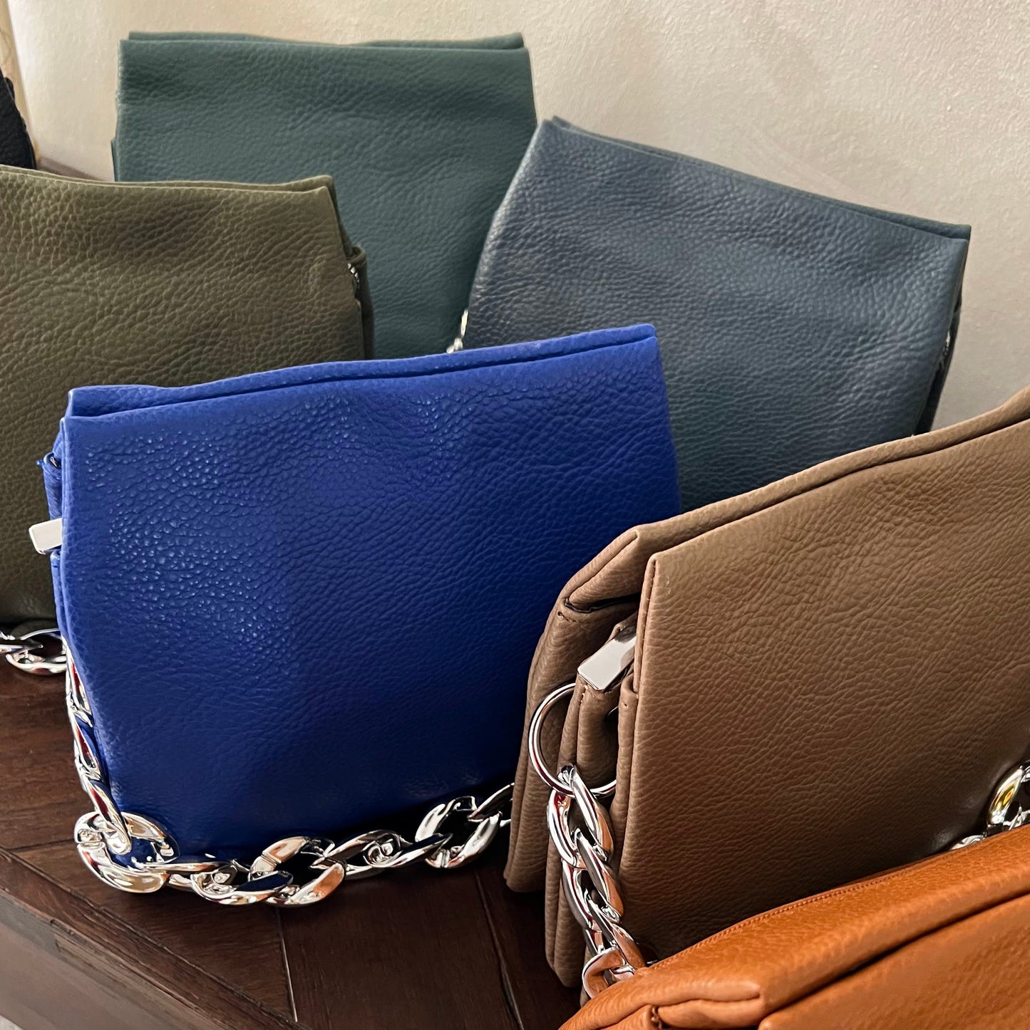 Bolso ecopiel con cadena plateada