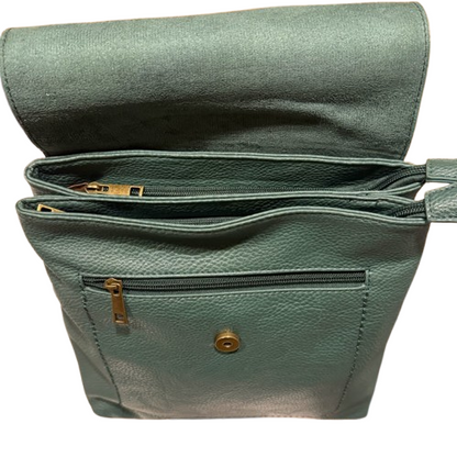 Mochila de mujer estilo urbano en ecopiel suave con dos departamentos.