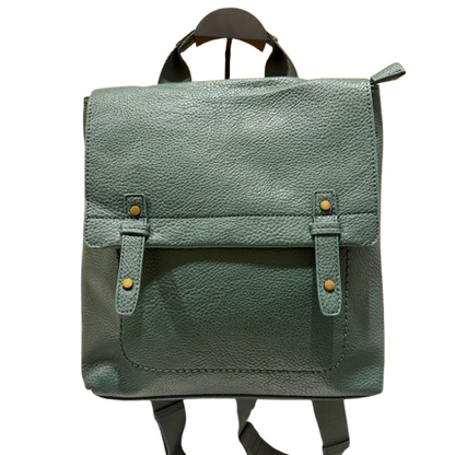 Mochila de mujer estilo urbano en ecopiel suave con dos departamentos.