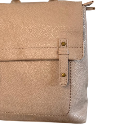 Mochila de mujer estilo urbano en ecopiel suave con dos departamentos.