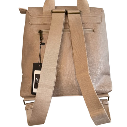 Mochila de mujer estilo urbano en ecopiel suave con dos departamentos.