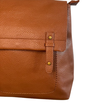 Mochila de mujer estilo urbano en ecopiel suave con dos departamentos.