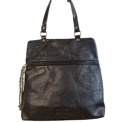 Mochila antirrobo estilo casual con detalles troquelados y mini tachuelas doradas.