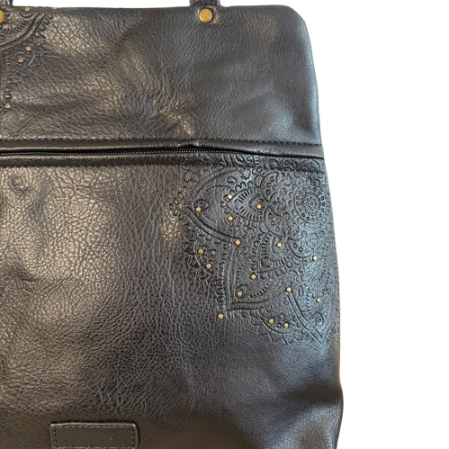 Mochila antirrobo estilo casual con detalles troquelados y mini tachuelas doradas.