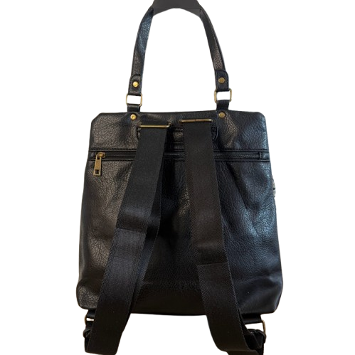 Mochila antirrobo estilo casual con detalles troquelados y mini tachuelas doradas.