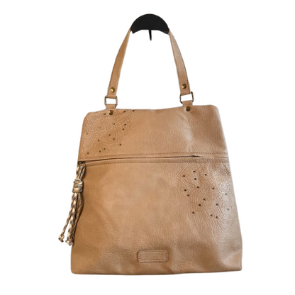 Mochila antirrobo estilo casual con detalles troquelados y mini tachuelas doradas.