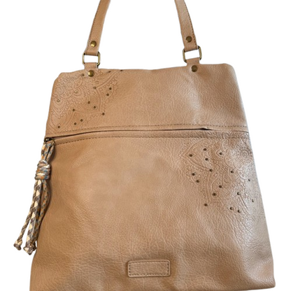 Mochila antirrobo estilo casual con detalles troquelados y mini tachuelas doradas.