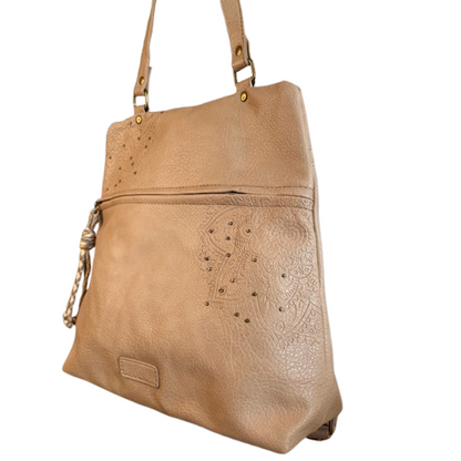 Mochila antirrobo estilo casual con detalles troquelados y mini tachuelas doradas.