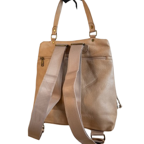 Mochila antirrobo estilo casual con detalles troquelados y mini tachuelas doradas.