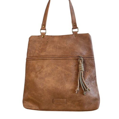 Mochila antirrobo estilo casual con detalles troquelados y mini tachuelas doradas.