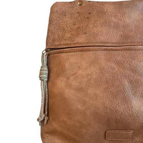 Mochila antirrobo estilo casual con detalles troquelados y mini tachuelas doradas.