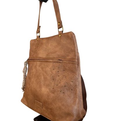 Mochila antirrobo estilo casual con detalles troquelados y mini tachuelas doradas.