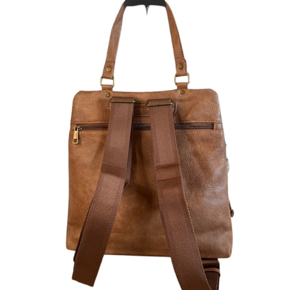 Mochila antirrobo estilo casual con detalles troquelados y mini tachuelas doradas.