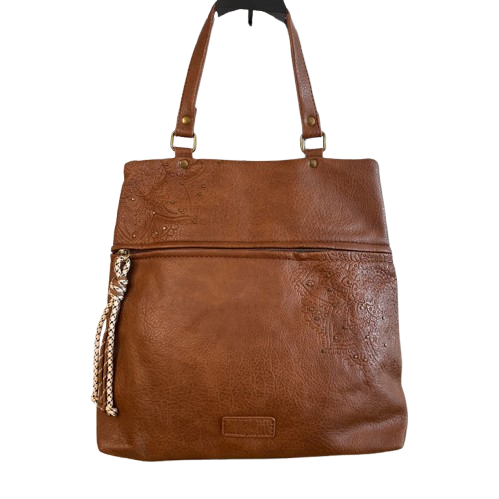 Mochila antirrobo estilo casual con detalles troquelados y mini tachuelas doradas.