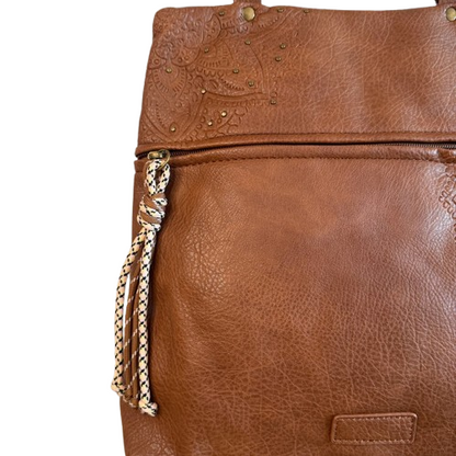 Mochila antirrobo estilo casual con detalles troquelados y mini tachuelas doradas.