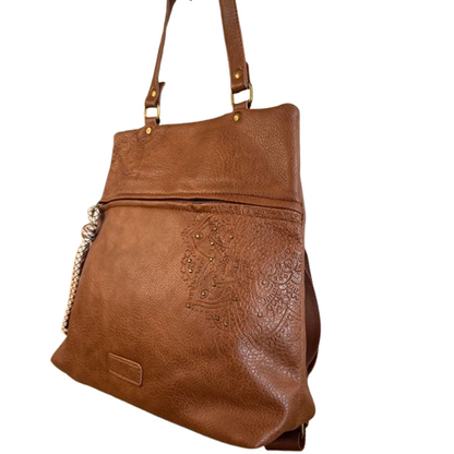 Mochila antirrobo estilo casual con detalles troquelados y mini tachuelas doradas.