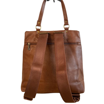 Mochila antirrobo estilo casual con detalles troquelados y mini tachuelas doradas.