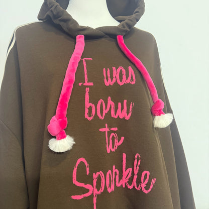 Sudadera oversize marrón con capucha y mensaje “I was born to sparkle”