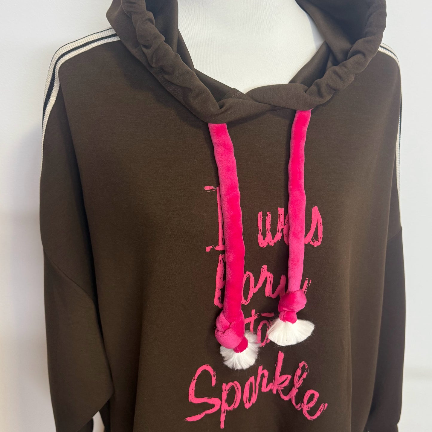 Sudadera oversize marrón con capucha y mensaje “I was born to sparkle”
