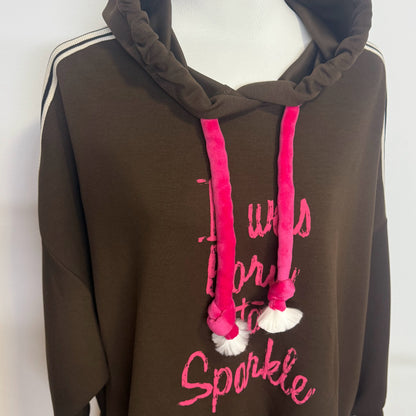Sudadera oversize marrón con capucha y mensaje “I was born to sparkle”