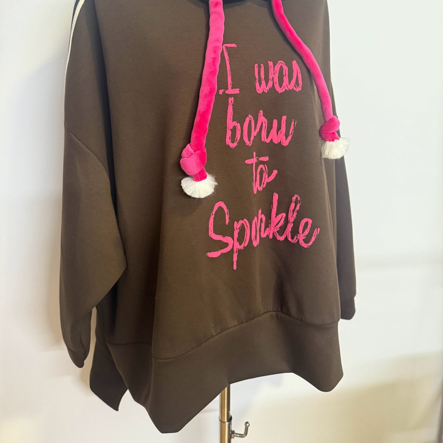 Sudadera oversize marrón con capucha y mensaje “I was born to sparkle”