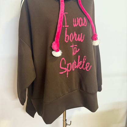 Sudadera oversize marrón con capucha y mensaje “I was born to sparkle”