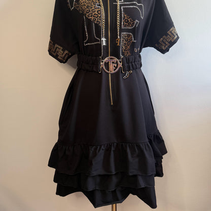 Vestido sudadera negro con strass, capucha y cinturón.