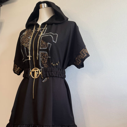 Vestido sudadera negro con strass, capucha y cinturón.