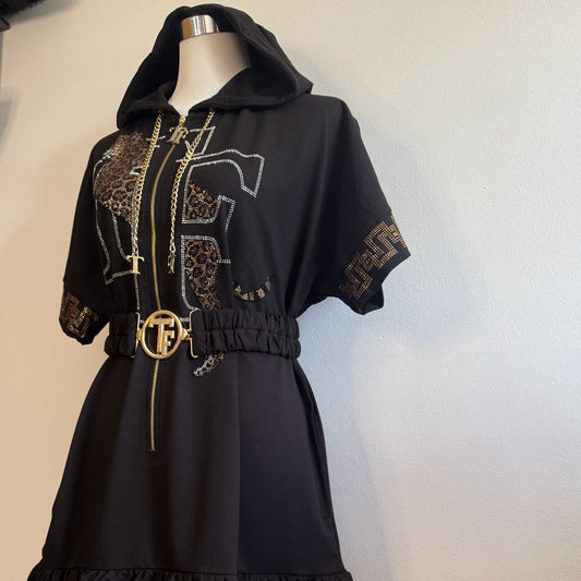 Vestido sudadera negro con strass, capucha y cinturón.