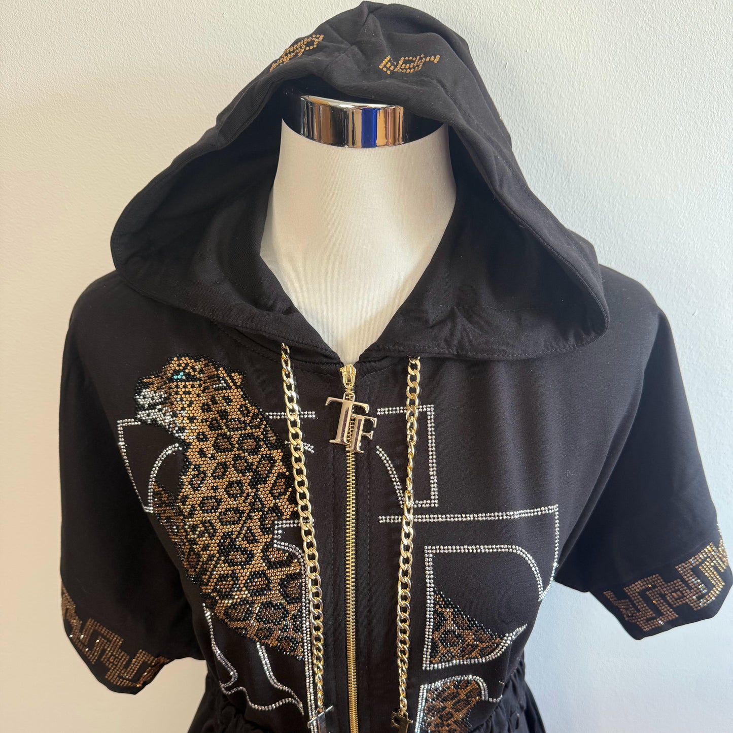 Vestido sudadera negro con strass, capucha y cinturón.