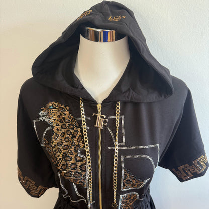 Vestido sudadera negro con strass, capucha y cinturón.