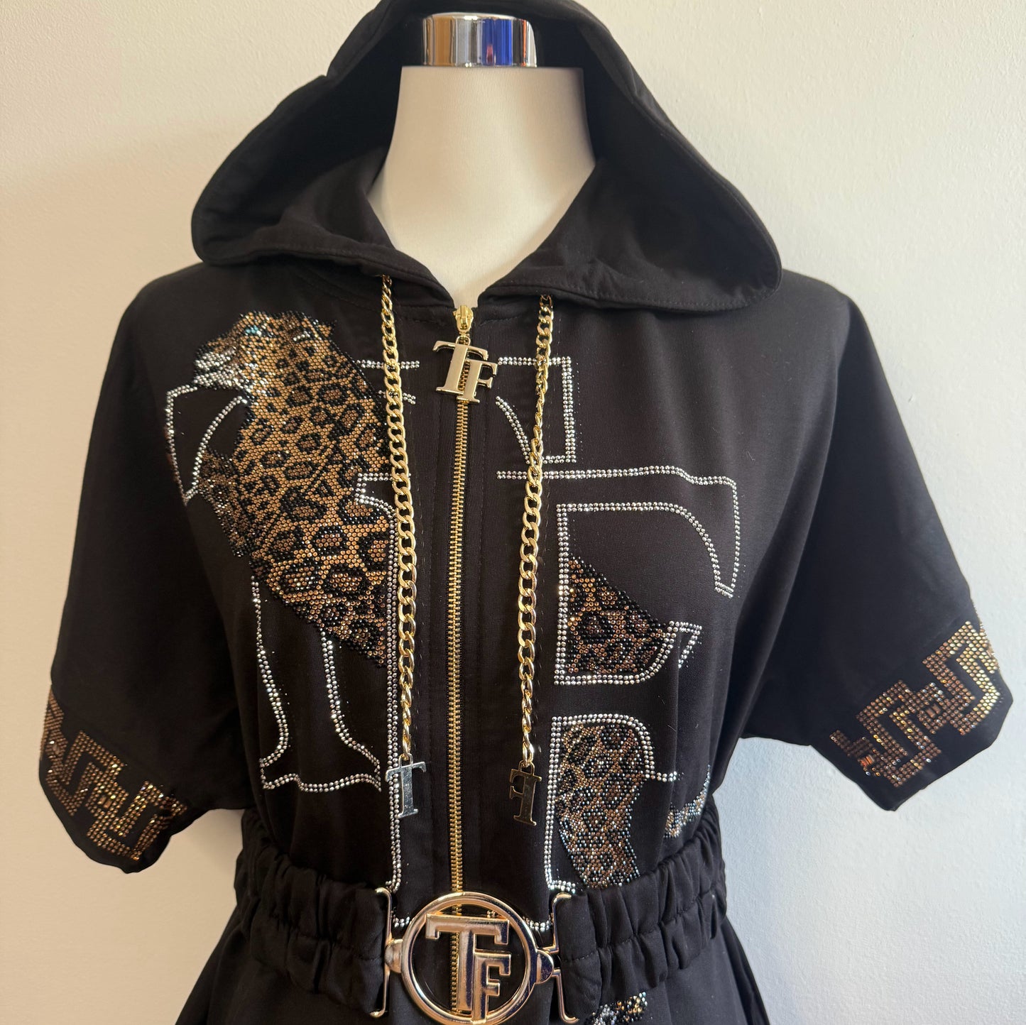 Vestido sudadera negro con strass, capucha y cinturón.