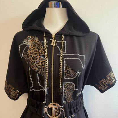 Vestido sudadera negro con strass, capucha y cinturón.