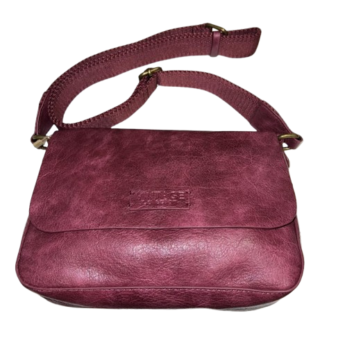 Bolso bandolera de ecopiel granate con tachuelas