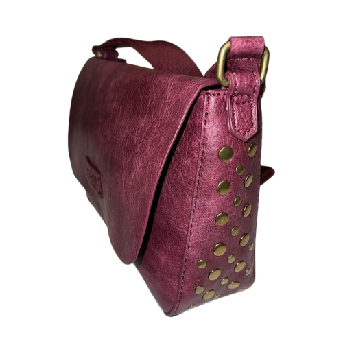 Bolso bandolera de ecopiel granate con tachuelas
