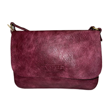 Bolso bandolera de ecopiel granate con tachuelas