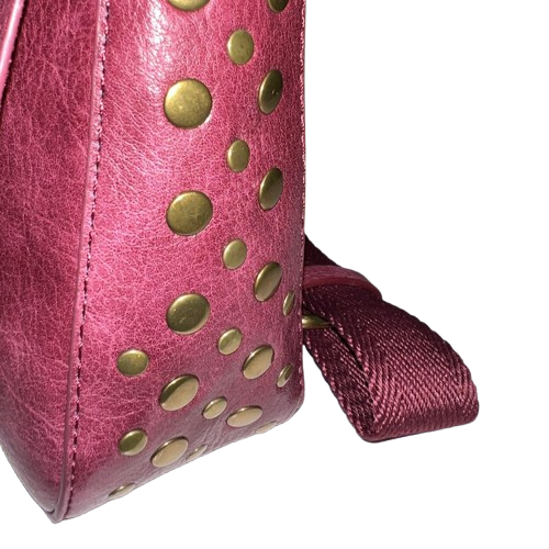 Bolso bandolera de ecopiel granate con tachuelas